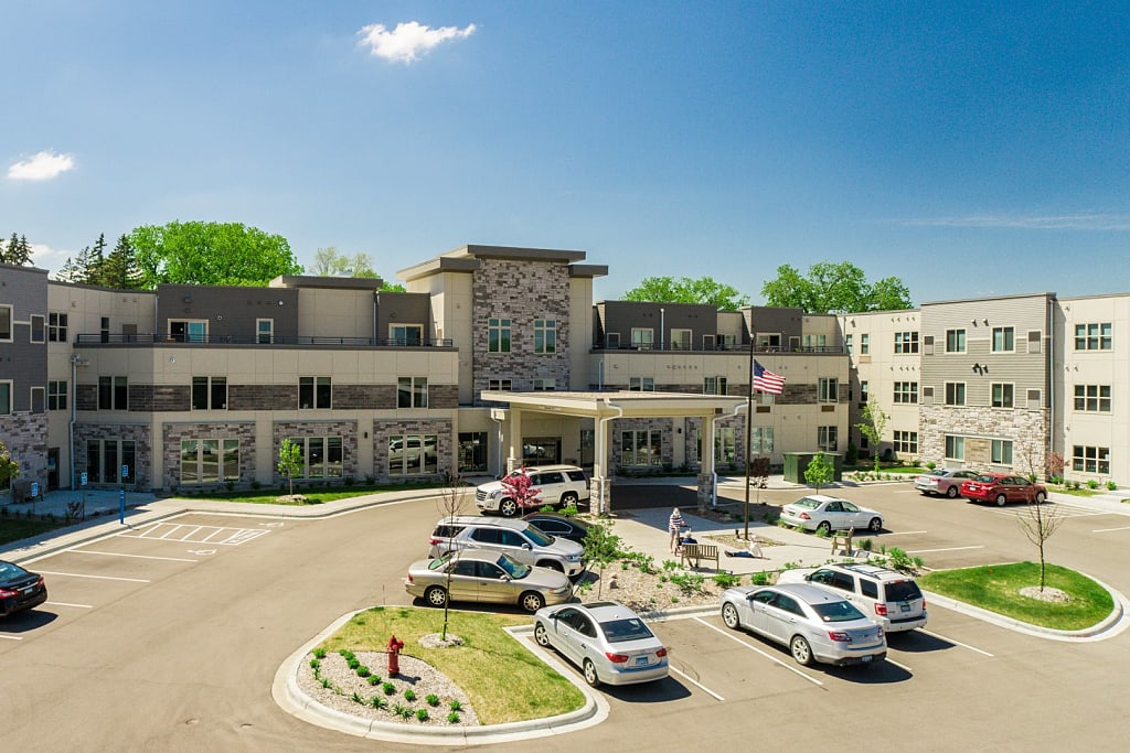 Havenwood of Minnetonka exterior and parking lot.